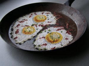 bordado de huevos fritos sobre sarten