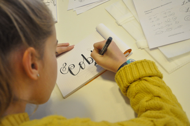 niña practicando lettering
